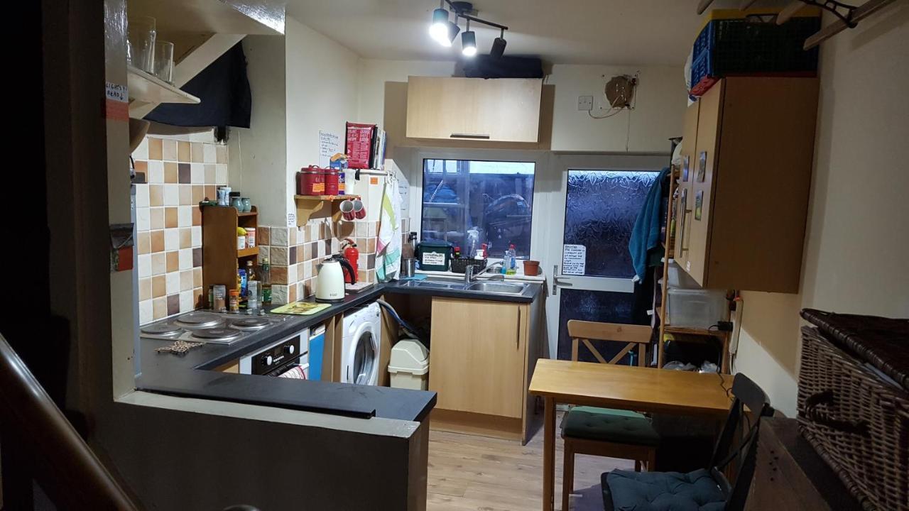 'Yellow Wood Micro Hostel-Eco Urban Bothy Style Very Basic But Cosy Redecorating But Cheap & Friendly Quiet Time Lockout 11Pm-7Am Bring Towel Or Hire Brecon Exterior foto