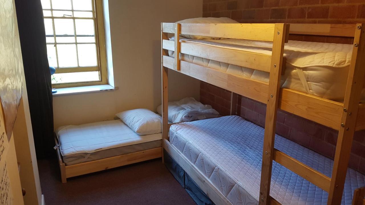 'Yellow Wood Micro Hostel-Eco Urban Bothy Style Very Basic But Cosy Redecorating But Cheap & Friendly Quiet Time Lockout 11Pm-7Am Bring Towel Or Hire Brecon Exterior foto